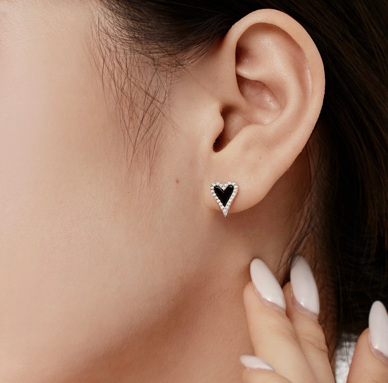 Midnight Allure: S925 Rhodium-Plated Black Heart Earrings