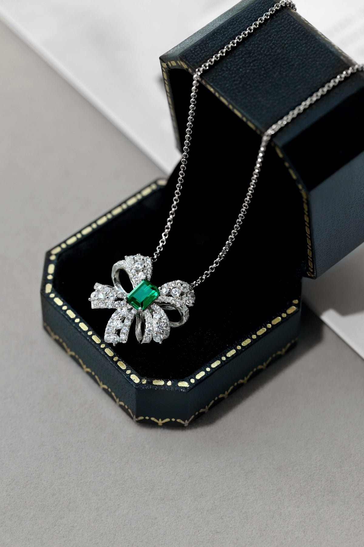 S925 Rhodium-Plated Emerald Elegance Bow Tie Necklace