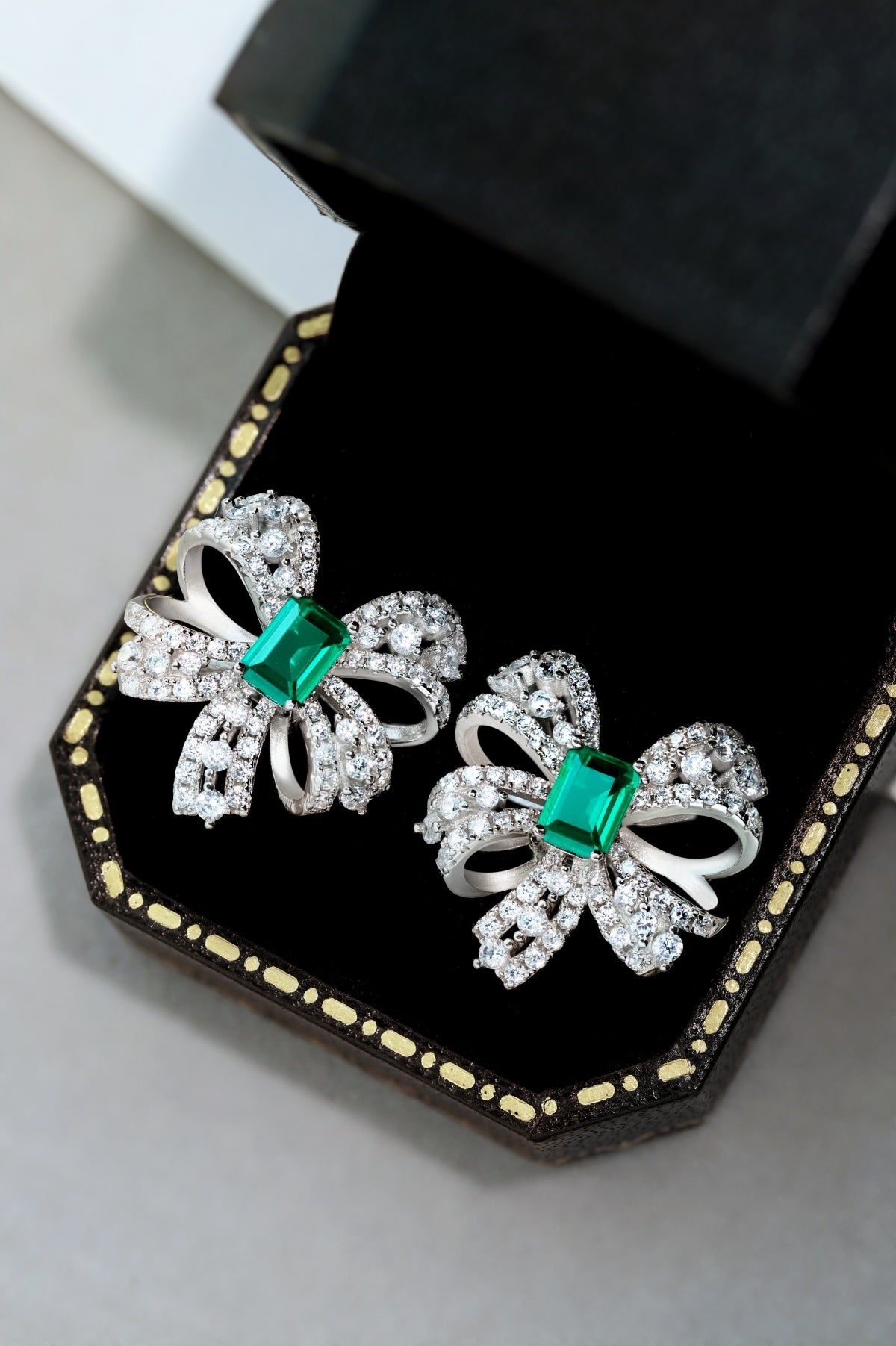 S925 Rhodium-Plated Emerald Elegance Bow Tie Set