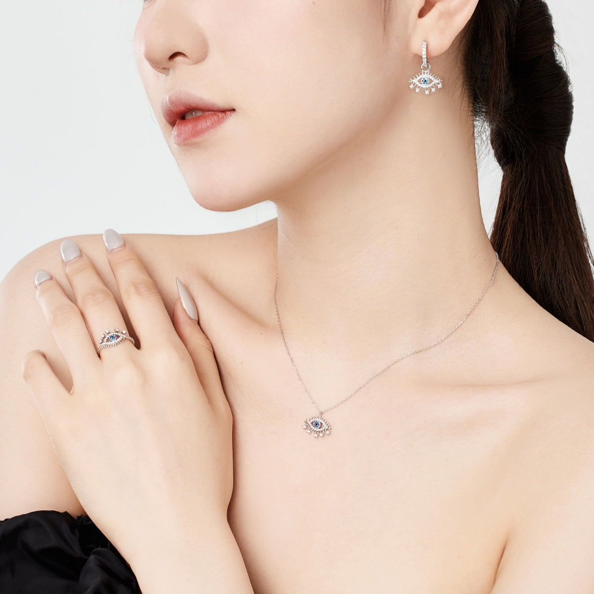 S925 Rhodium-Plated Gaze Necklace